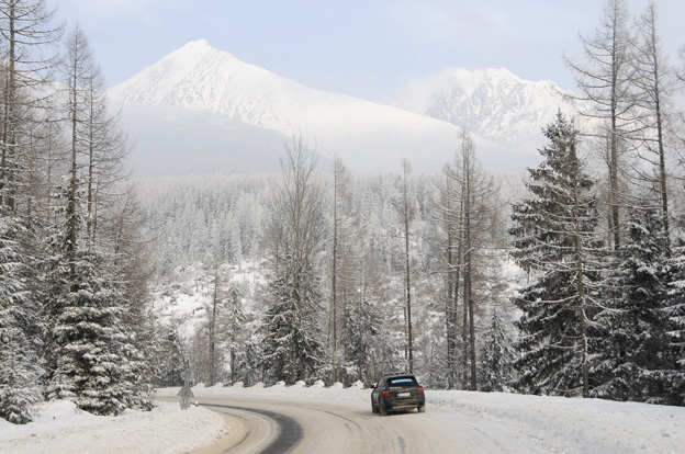 Sur la route des Hautes Tatras. Les grandes trouées dans la forêt ont été causées par le terrible cyclone qui s’est abattu sur la région en 2004.