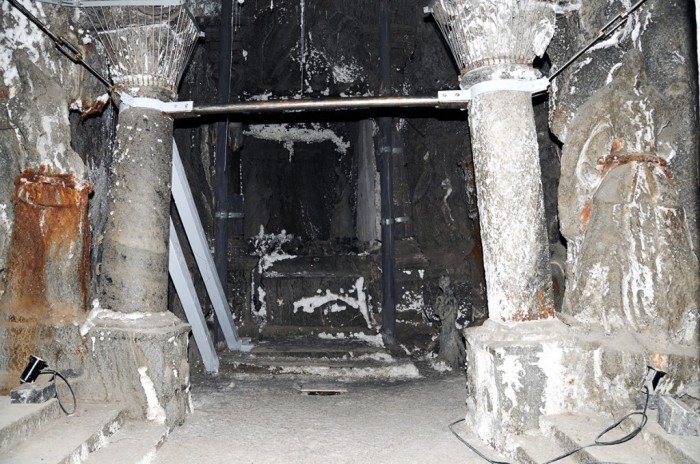 L’une des nombreuses chapelles creusées dans le sel, dans la mine de sel de Wieliczka, non loin de Cracovie. Celle-là a du mal à tenir debout.