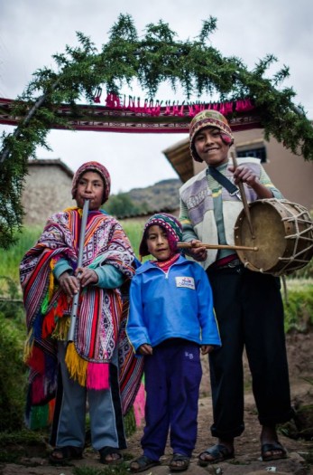 Des enfants accueillent les visiteurs à l’entrée du village