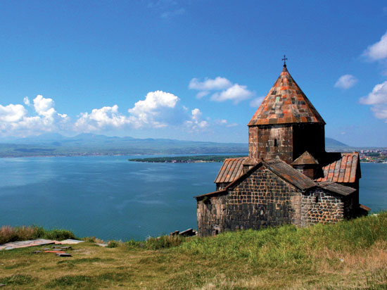 Le Lac Sevan, véritable mer intérieure située à 1900 mètres d’altitude.