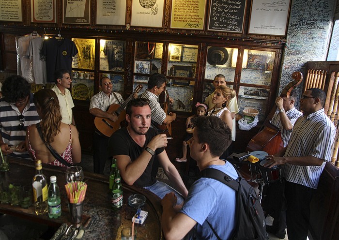 La Havane. Le bar la Bodeguita del Medio. Il a été fréquenté par Hemingway, Salvador Allende ou Pablo Neruda et revendique la création du célèbre cocktail : le mojito.