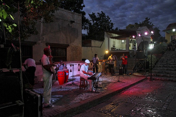 Trinidad, à l’heure où le soleil décline, il est agréable d’aller s’attabler à l’un des deux bars accueillants, près des escaliers qui descendent de la casa de la Musica, et se laisser emporter, autour d’un rhum bien frappé, d’une bière Bucanero ou Cristal, par les rythmes envolés des groupes qui se succèdent jusqu’à tard dans la nuit. 