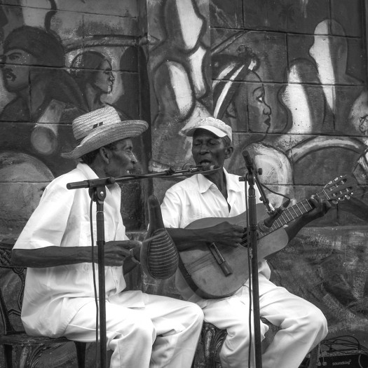 Santiago. La maison del Caribe. En plein air, dans l'après-midi, près de deux cents personnes rejoignent le jardin d’une jolie maison, autour d’un orchestre. On y vient en famille, on boit de la bière, du rhum, on refait le monde, et on danse.