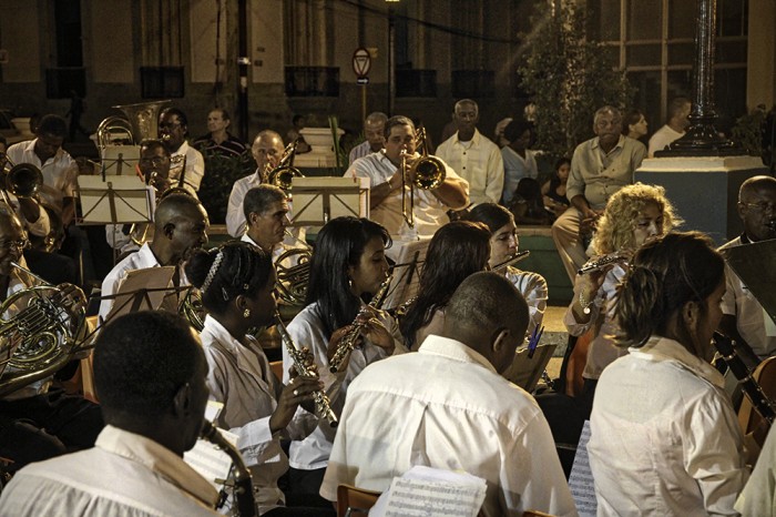 Sur la place principale de Santiago, c'est tout un ensemble symphonique qui vient s'installer pour un concert gratuit de deux heures.