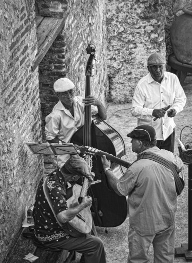 Près de Santiago, au Castillo del Morro, une belle forteresse du XVIIe siècle destinée à protéger Santiago de l’attaque des pirates, c’est encore au son d’un orchestre que nous sommes accueillis.