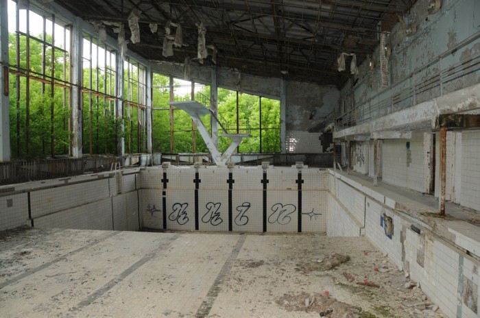 Une piscine olympique avec plongeoir.