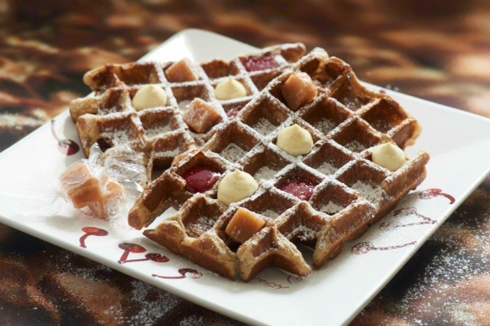 Gaufre de blé noir au caramel, crème fouettée, coulis de framboises.