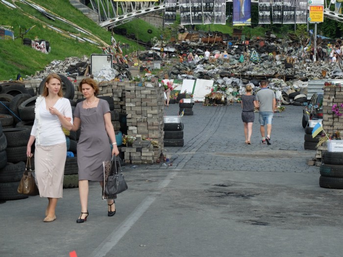 Au milieu des barricades, des tas de gravas, la vie a repris son cours. Kiev, la belle insouciante est ainsi…