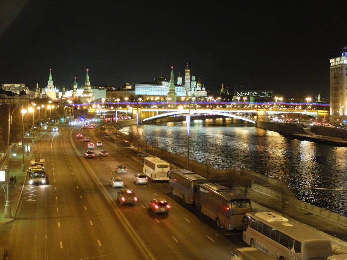 Moscou n’est jamais plus belle qu’une nuit d’hiver… En quelques années, Moscou la sombre s’est dotée d’un éclairage réellement somptueux qui met en valeur son architecture majestueuse, d’une étonnante richesse, ses immenses perspectives. Moscou est indéniablement devenue une des plus belles capitales d’Europe.