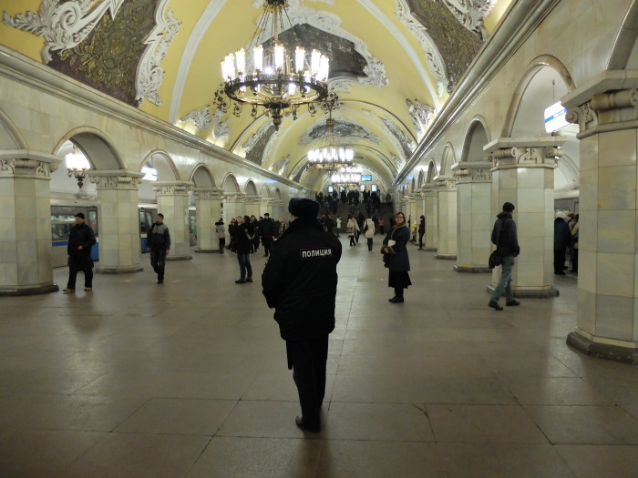 On n’en finira jamais d’explorer le métro de Moscou et de découvrir ses stations qui sont des « petites » merveilles qui célèbrent, chacune à leur manière et dans des styles différents, mais toujours de manière épique, un épisode de l’histoire de la Russie et de l’Union soviétique.