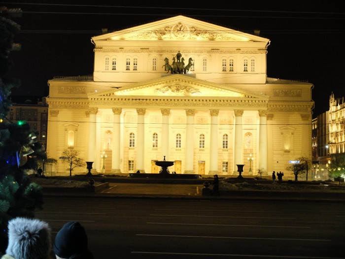 Le théâtre du Bolchoï (bolchoï signifie « grand » en russe) a retrouvé toute sa place dans le paysage du centre de Moscou, après plusieurs mois d’une profonde rénovation.