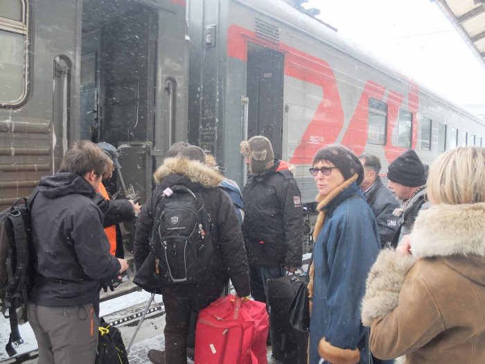 Gare de Krasnoïarsk. C’est le grand moment ! L’équipe de journalistes embarque dans le mythique transsibérien. Destination Irkoutsk. 18 heures de train et une arrivée au petit matin après une nuit bercée par le bruit des boogies. A un train de sénateur : à peine 60 km/h. !