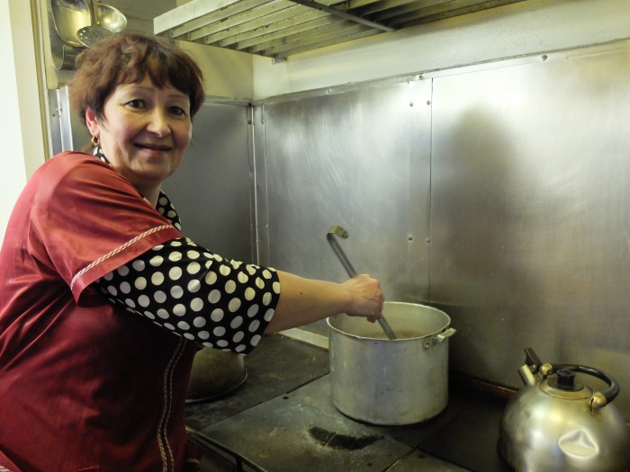 Même si les Russes transforment leur compartiment en résidence familiale et n’en sortent que très peu, le wagon restaurant reste un endroit de rencontre et… de fête ! Tatiana, la cuisinière, assure derrière ses marmites. On peut même lui passer des commandes. Un borsch, un bœuf stroganoff…