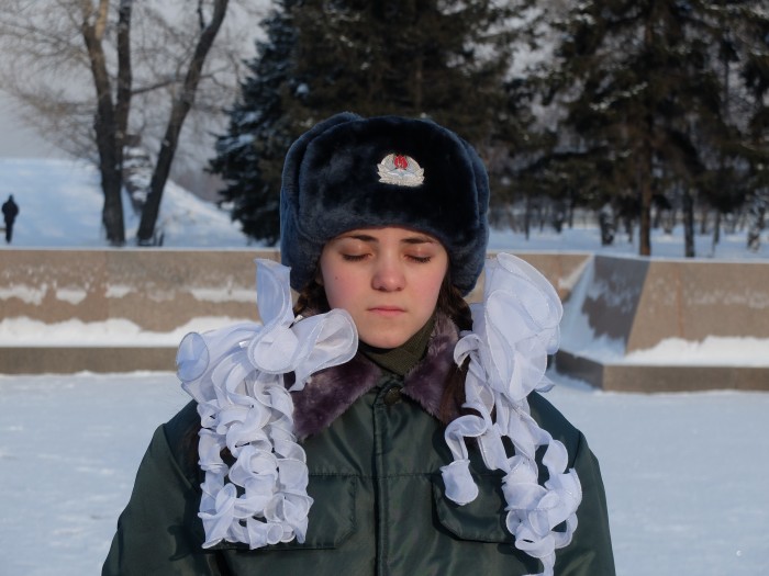 Ce sont les élèves des écoles d’Irkoutsk qui ont la charge de veiller sur la flamme du soldat inconnu. Par – 30°, ça forge le patriotisme et… le caractère.