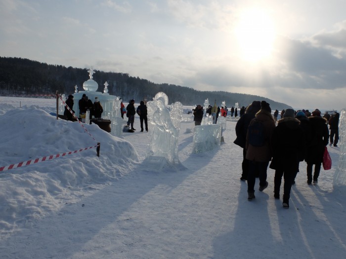 A l’occasion de la nouvelle année, la rivière Angara, près du village musée de Talsty a été transformée en un véritable lieu de culte, sculpté dans une glace d’une lumineuse pureté. Avec petites chapelles, statues, salles de repos pour le réconfort des baigneurs…