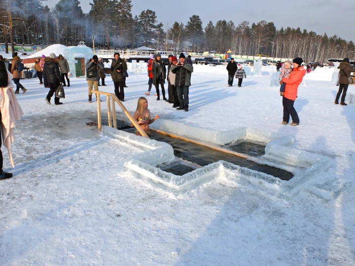 Mais le plus spectaculaire, ce sont les baignades organisées dans des piscines creusées en forme de croix dans la glace de la rivière Angara, qui relie le lac Baïkal au grand fleuve sibérien, le Ienesseï.