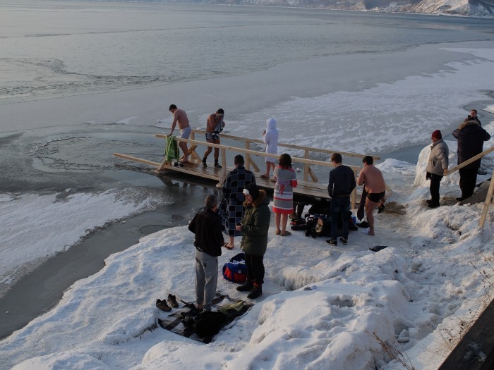 On retrouve les mêmes scènes dans le lac Baïkal proprement dit. Les baigneurs et leur famille en profitent pour remplir des bidons de l’eau du Baïkal, réputée pour sa pureté.