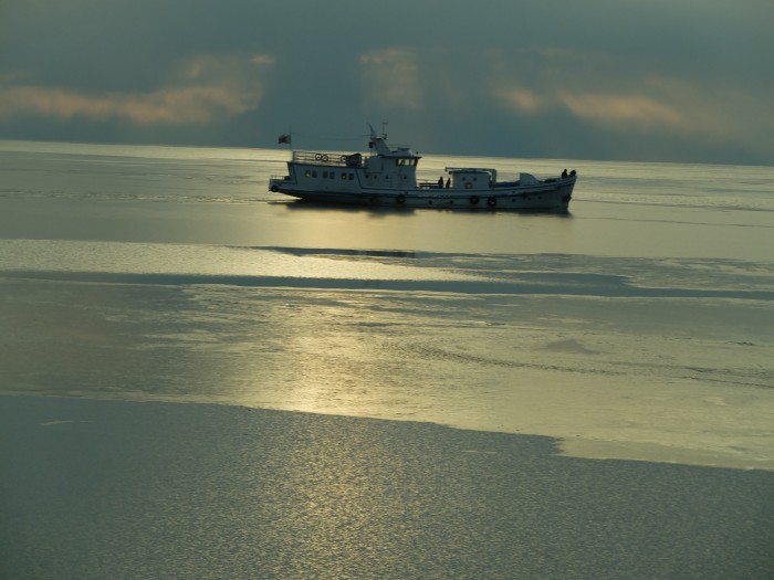 Sa beauté est sublimée vers le mois de mars, quand il est totalement gelé. Il offre alors aux aventuriers, aux pêcheurs, aux randonneurs, aux automobilistes avertis un immense miroir glacé d’une sauvage beauté. Saisie par le froid, l’eau du Baïkal garde toute sa lumineuse transparence.