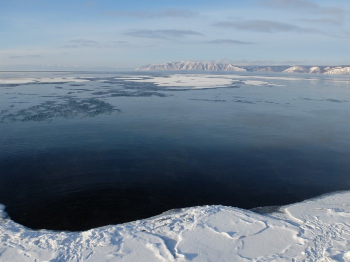 Le lac Baïkal est un des endroits les plus magiques du monde. Long de plus de 700 kilomètres, large d’une quarantaine, il éclaire la Sibérie centrale comme un sourire le fait d’un visage un peu morne. Profond de 1 800 mètres, il constitue la plus grande réserve d’eau douce du monde. Autour de 20% !