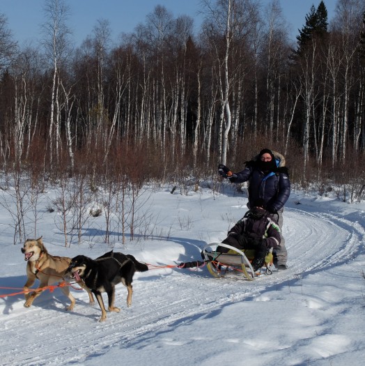 Peur de rien les chiens. Pas même de la robuste constitution de Michel Salaün qui a volé sur la neige !