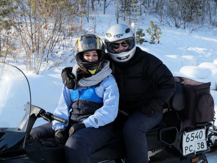 Deux jeunes motardes des neiges prêtes pour une randonnée dans la taïga au-dessus du lac Baïkal.