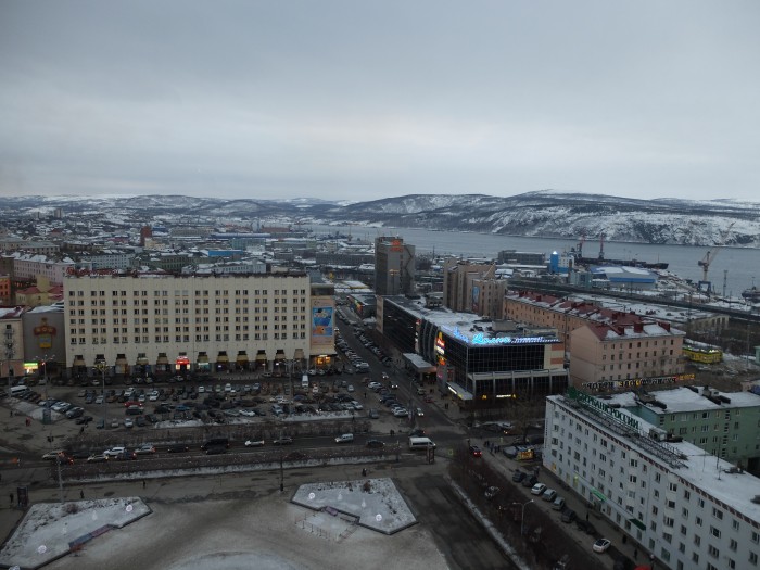 La ville et le port de Mourmansk au sortir de l’hiver. Les eaux du fjord ne gèlent jamais bien que l’on se trouve au nord du Cercle arctique.