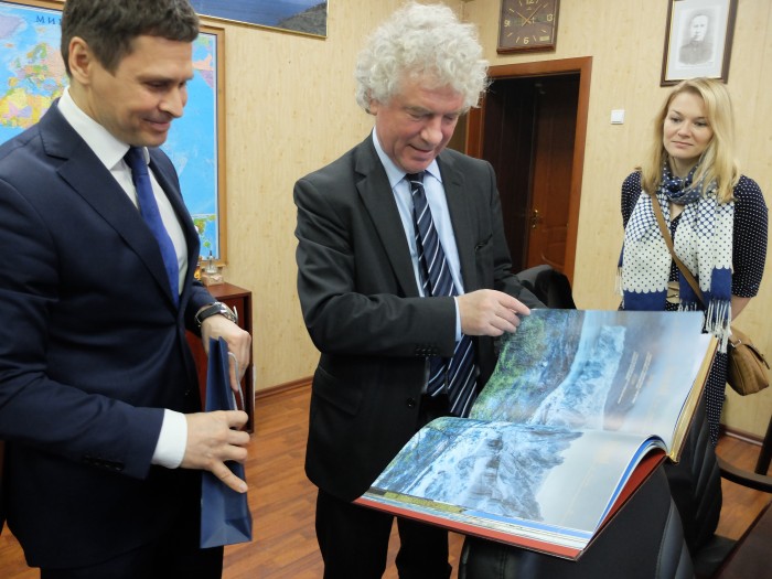 Le recteur de l’Université technique de Mourmansk, Sergueï Agarkov, en compagnie du maire de Brest, François Cuillandre. L’université est propriétaire du quatre-mâts Sevov, le plus grand voilier du monde. Il sera présent à Brest en juillet 2016.