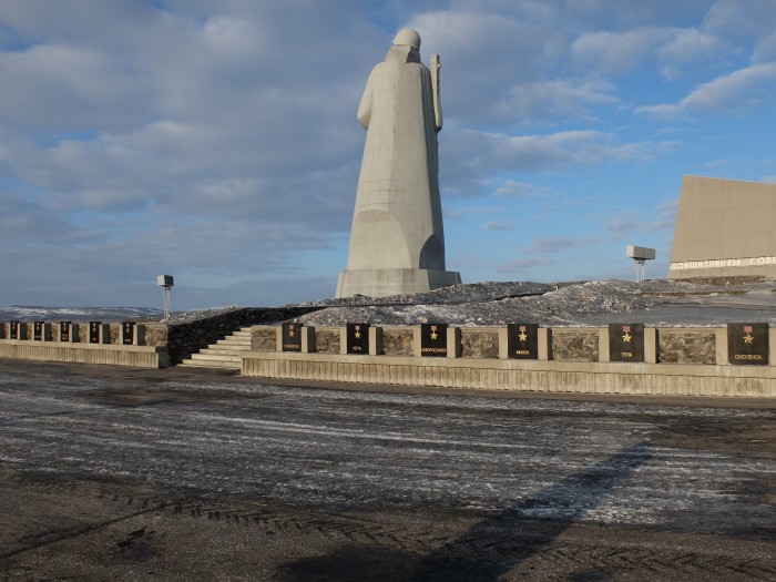 La gigantesque statue d’un soldat veillant sur l’entrée du fjord, au-dessus de la ville, rappelle la résistance héroïque de Mourmansk face à l’armée allemande.