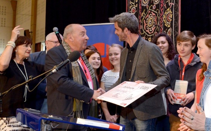 Jean Lallouët, chargé de mission auprès de Michel Salaün, a remis le prix parrainé par Salaün Holidays, à Sylvain Coher, lauréat 2015 pour son roman « Nord Nord Ouest ».