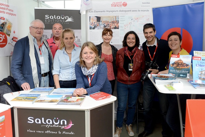 L’équipe Ouest-France-Salaün Holidays sur le stand commun, en compagnie (à gauche) d’Hervé Bertho, rédacteur-en-chef de dimanche Ouest-France, et de Jean Lallouët, chargé de mission auprès de Michel Salaün.