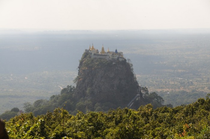 Le mont Popa couronné par un monastère domine une plaine aride.