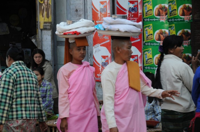Au marché de Bagan, les nonnes mendient leur nourriture.