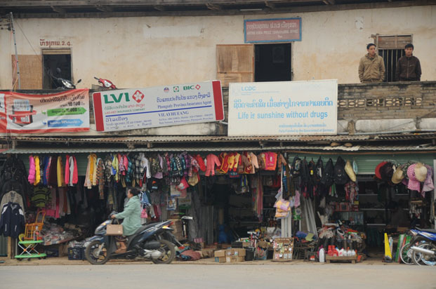 Le « centre commercial » de Muang Khua…