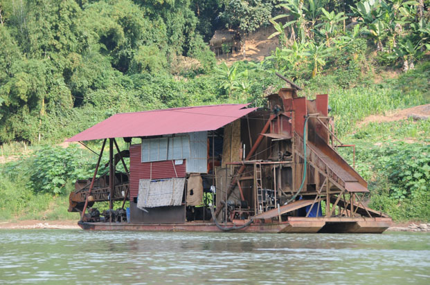 La rivière Nam Ou attire encore les chercheurs d’or, même si le précieux minerai a tendance à se faire rare et nécessite des installations à la « Mad Max » pour l’extraire.