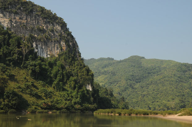 La rivière Nam Ou traverse des paysages grandioses.