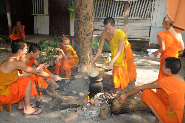 Luang Prabang est la ville des temples et des monastères. Les jeunes moines y apprennent la dure vie au service de Boudha.