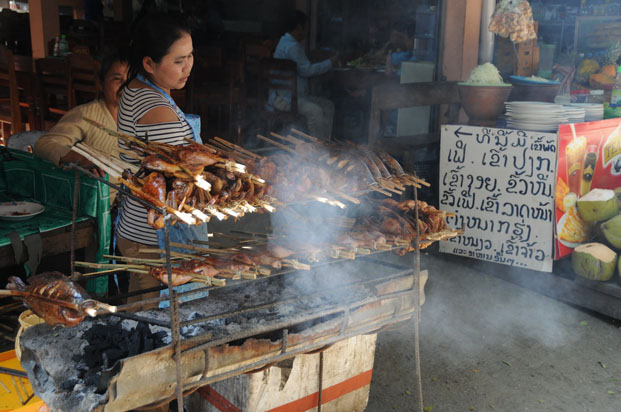 Près des chutes de Kuangsi, le menu est royal : poulets et carpes grillés… Un délice !
