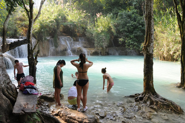 Les chutes de Kuangsi sont un « spot » apprécié des jeunes touristes.