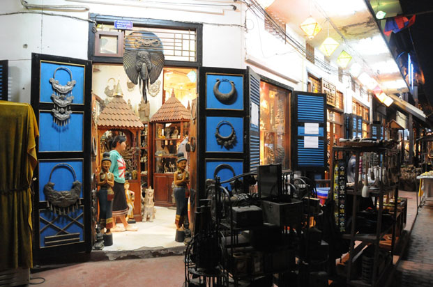 La rue principale de Luang-Prabang offre de belles promenades, la nuit tombée