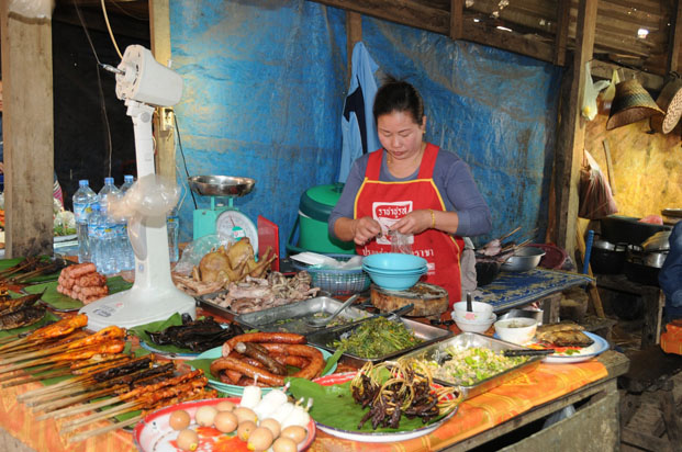 Sur la route de Vang Vieng, le village de Phou Khoune, un ancien poste militaire français, offre une étape gourmande inoubliable.