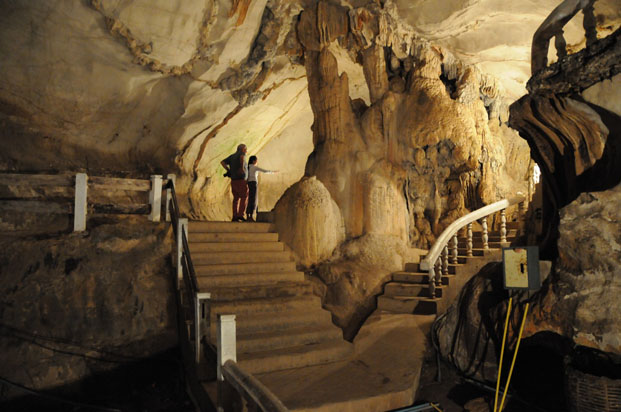 Dans ces grottes près de Vang Vieng, les Laotiens se refugiaient pour échapper aux bombardements américains à la fin des années 60. Elles étaient alors plongées dans l’obscurité totale et accessibles uniquement par des échelles de corde.