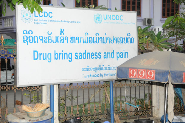 Situé près de la frontière avec le Vietnam et au pied des montagnes habitées par les ethnies du nord, qui cultivent encore le pavot, le village de Muang Khua est un centre de trafic de drogue. Le gouvernement et les organisations internationales mènent de grandes campagnes de prévention.