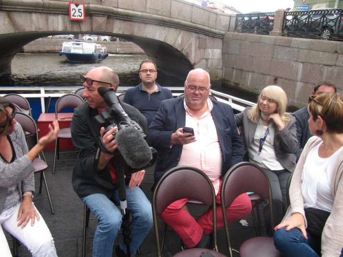 Les journalistes ont pu profiter de ce déplacement à Saint-Pétersourg pour visiter la ville de Pierre Le Grand sous la conduite d’Elena, guide officielle (à la gauche de Michel Salaün). Pouchkine Tours avait préparé un programme serré avec, notamment, une sortie sur les canaux de « la Venise du nord » et la visite du palais Youssoupov où Raspoutine vécut ses dernières heures avant d’être assassiné.