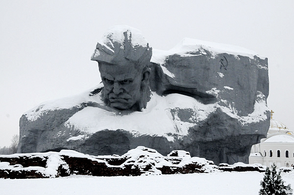 Une impressionnante statue au mémorial de Brest