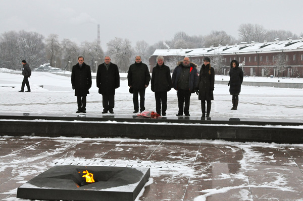 François Cuillandre, maire de Brest et Michel Salaün se recueillant en compagnie de leurs hôtes biélorusses devant le mémorial de la forteresse de Brest.