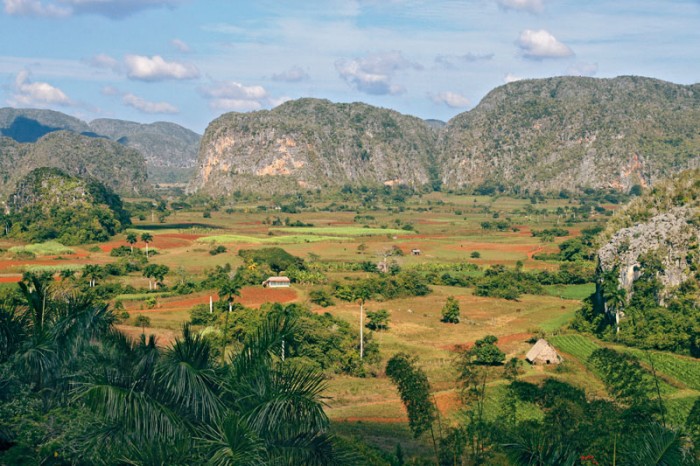 Vinales. La vallée des Mogotes entoure les plantations de tabac.