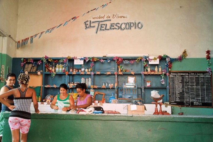 Trinidad. Un magasin d’état, où l’on achète en monnaie nationale, avec la libreta, les produits de première nécessité.