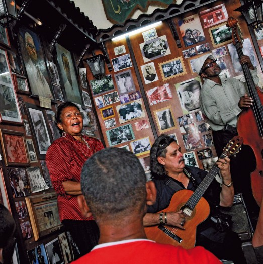 Santiago de Cuba. La casa de la Trova, où les musiciens jouent chaque après-midi.