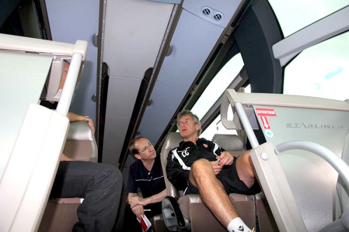 Debriefing dans l’autocar Starliner mis à disposition du club par Salaün Holidays, parrain du FC Lorient.