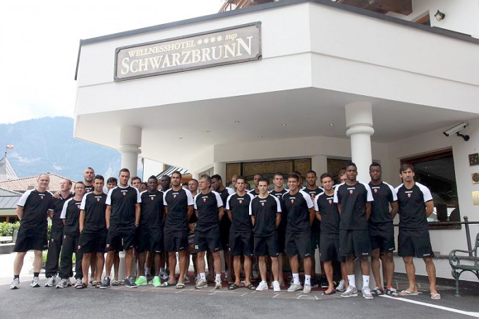 Photos des joueurs, du staff et des parrains officiels du FCL à la fin du séjour à Stans.